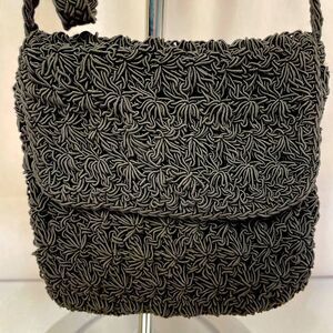BLACK CROCHET CROSSBODY ZIPPERED BAG